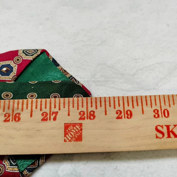Tommy Hilfiger Silk Necktie Tie Red Green Cream Geometric Pattern Made in USA - Picture 6 of 7
